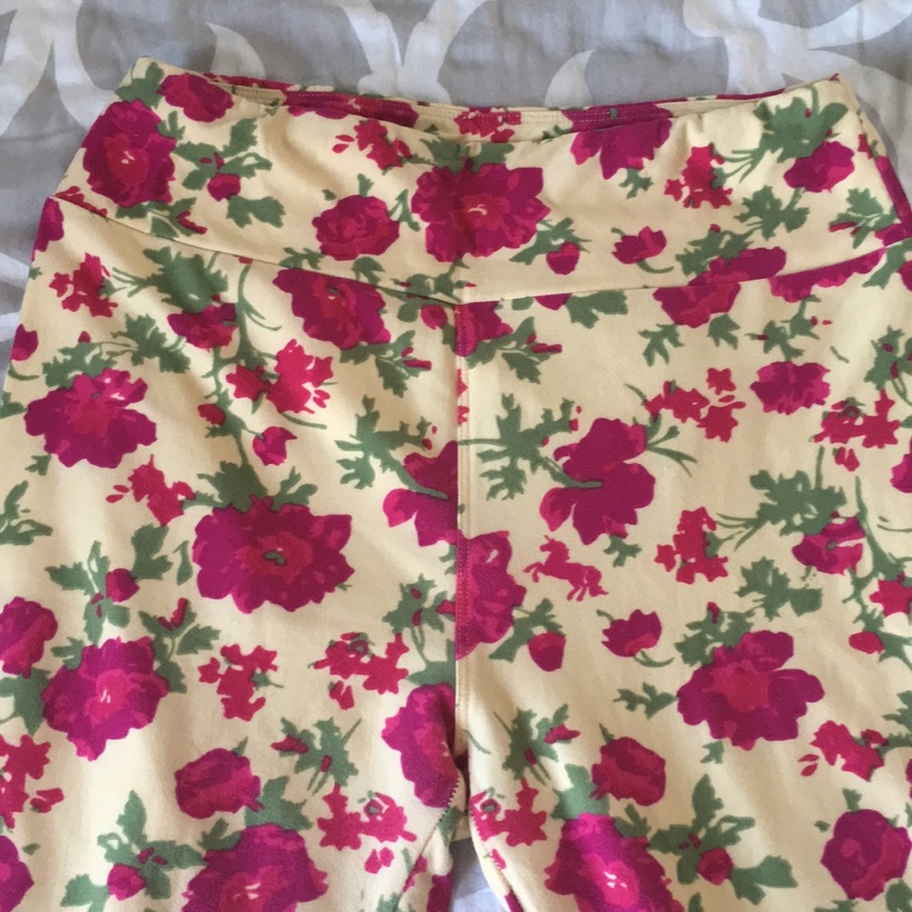 Can you spot the 🦄? EUC floral LuLaRoe leggings
